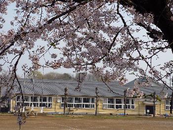 絹西小学校校舎