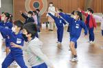 １，２年生　ダンス体験（芸術家派遣事業）